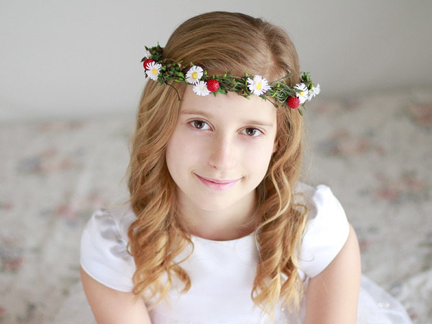 Delikatny wianek z rumiankami i malinami Lola White