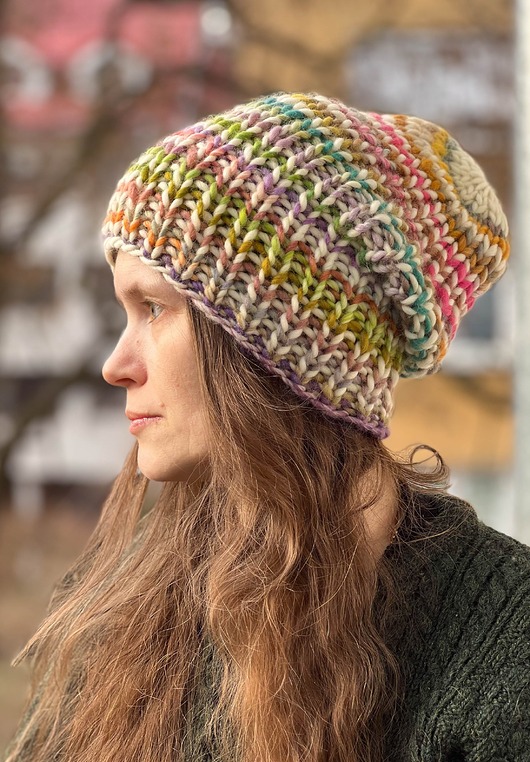 czapki damskie Czapka z merynosa 100%  biała w kolorowe paski