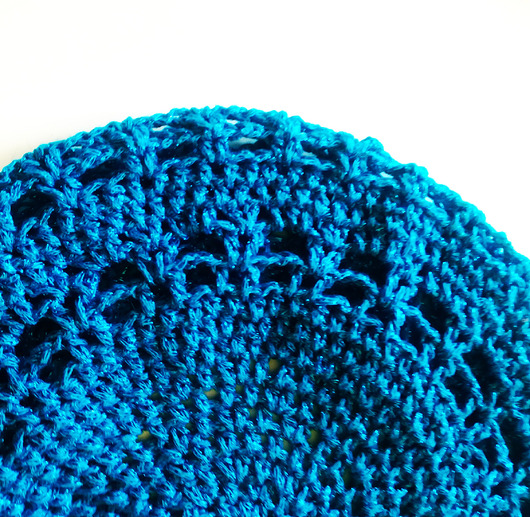 czapki damskie Unikatowa ażurowa czapka w kolorze turkusowym. .