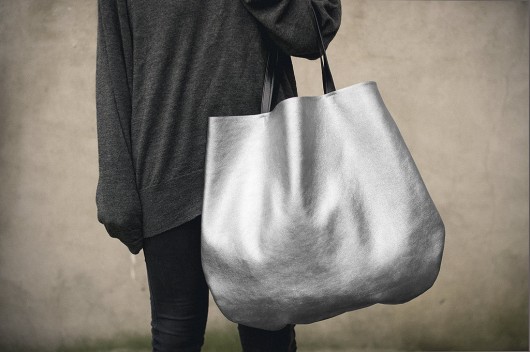 Duża hobo oversized srebrna patkas