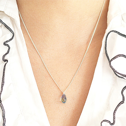 Połyskująca kropla kryształ swarovski. Laoni