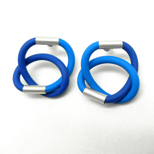 kolczyki wire wrapping Dwukolorowe kolczyki z kauczuku i srebra (L)