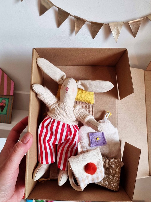 misie i maskotki Mała przytulanka w sweterku z plecakiem.