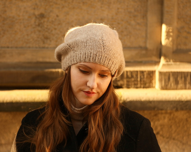 czapki damskie Beżowa czapka luźna z wełny alpaki