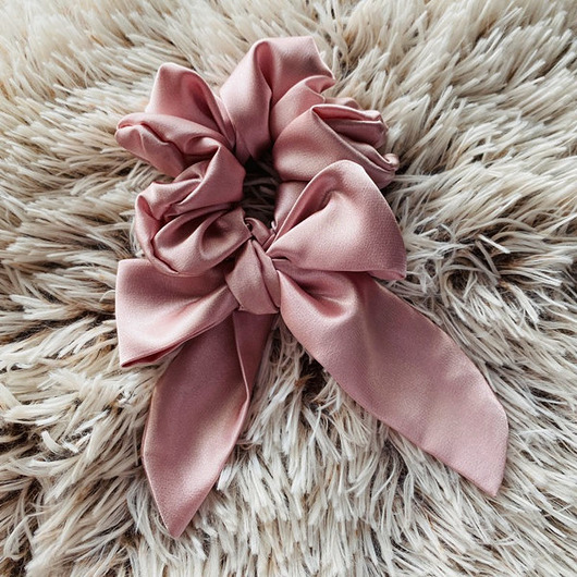 Satynowa gumka do włosów scrunchie pudrowy róż Nandi