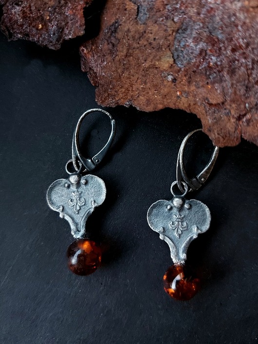 kolczyki srebrne Srebrne kolczyki / Lilijki z bursztynem