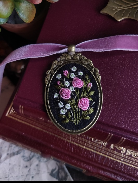 wisiory Haftowany wisiorek z różami