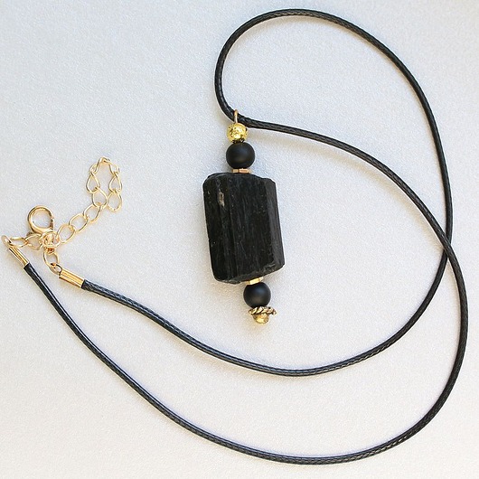 wisiory Ochrona: Surowy turmalin, matowy onyks, lawa pozłacana wisior