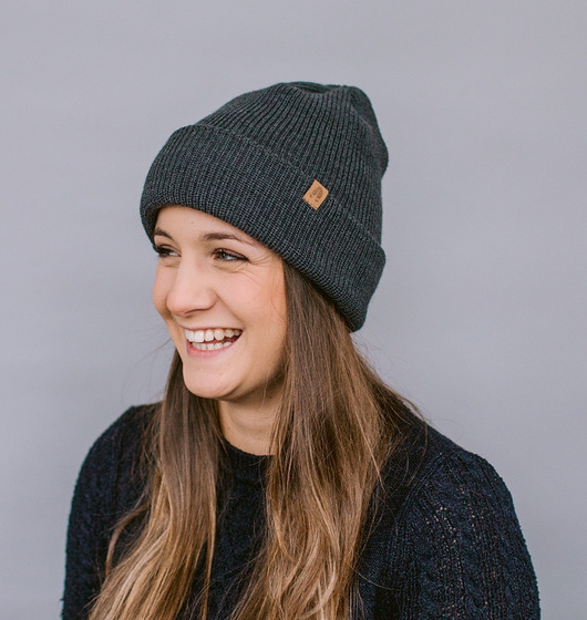 czapki damskie ŁOŚ - gruba wywijana wełniana czapka- grafitowy