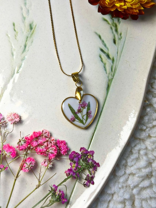 złote naszyjniki Piękny naszyjnik z kwiatami zamkniętymi w żywicy