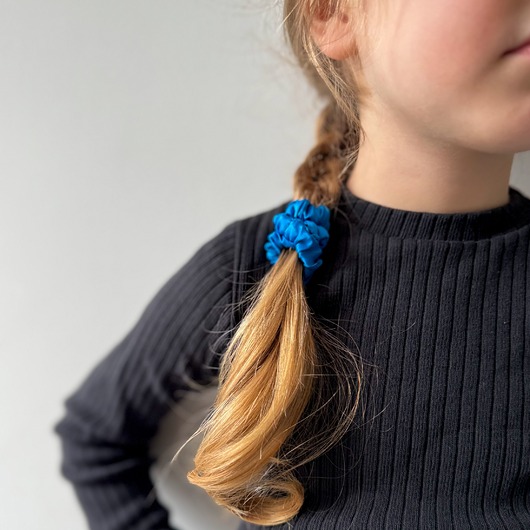 gumki do włosów Jedwabna scrunchie gumka frotka wąska micro niebieska