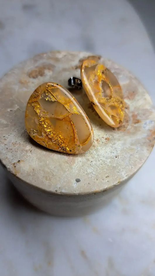 kolczyki z masy plastycznej Złote błyszczące jajowate kolczyki sztyfty