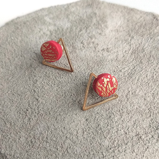 Mini kolczyki trójkąty czerwone złotka Figura Projekt