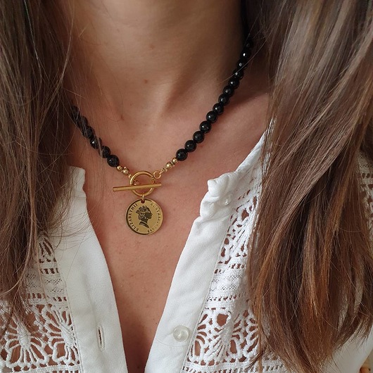 czarny naszyjnik z monetą LEI handmade 