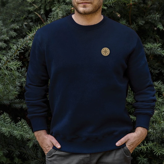 bluzy męskie Bluza męska bez kaptura crewneck z naszywką RÓŻA WIATRÓW granatowa -
