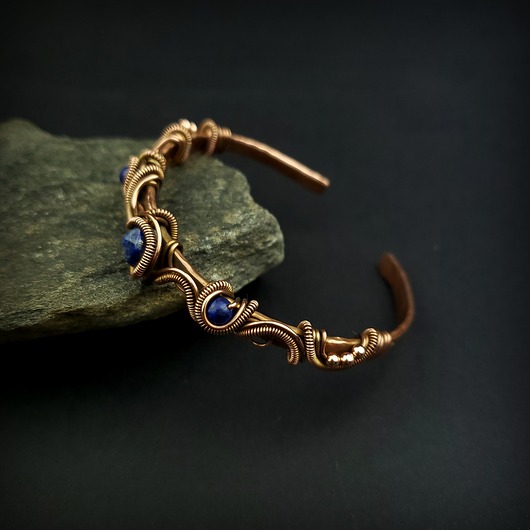 bransoletki wire wrapping Miedziana bransoleta mankietowa z lapis lazuli
