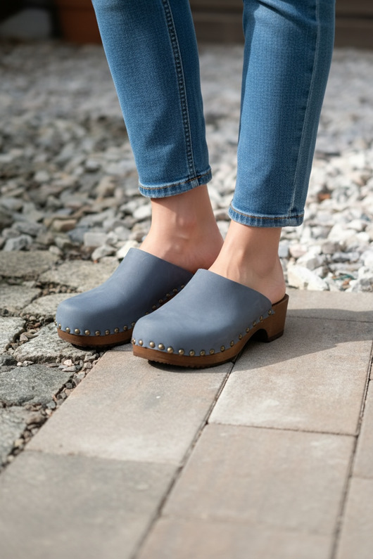 sandały i klapki damskie Drewniaki klasyczne z ćwiekami ze skóry i drewna