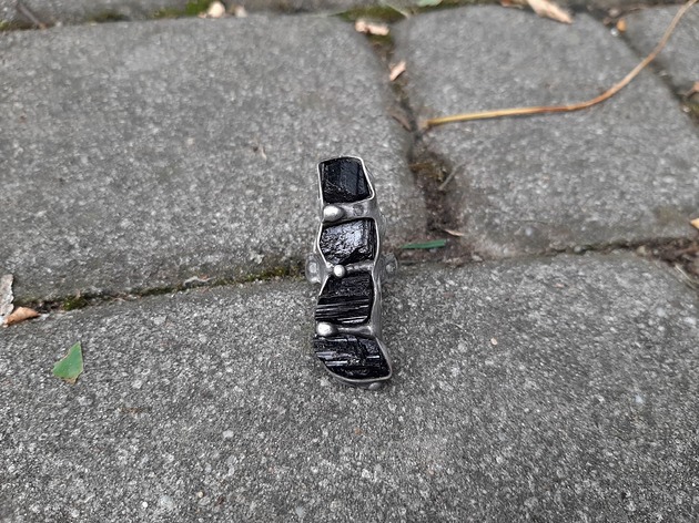 Długi i czarny - pierścionek regulowany po drugiej stronie lustra