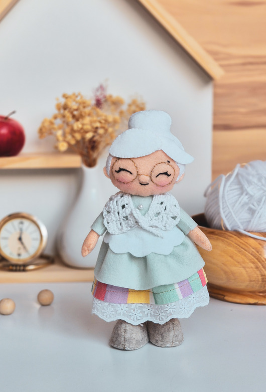 figurki i rzeźby Filcowa Babcia prezent na Dzień Babci