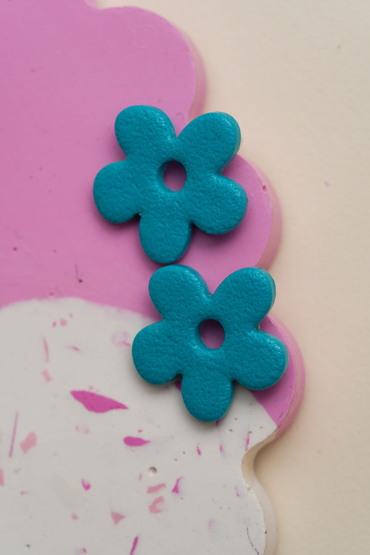 kolczyki z masy plastycznej Sztyfty kwiatki mini turkusowe