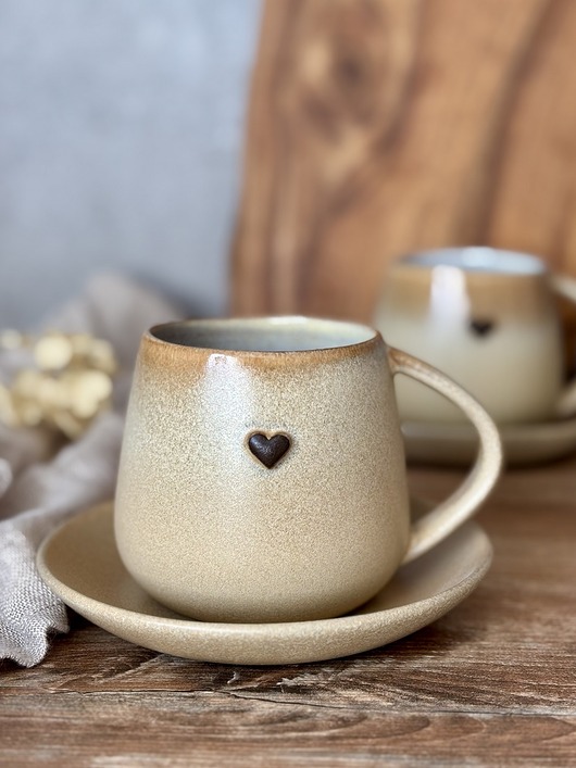 filiżanki Filiżanka ze spodkiem beczułka 320 ml w stylu boho - Pustynny piach z sercem