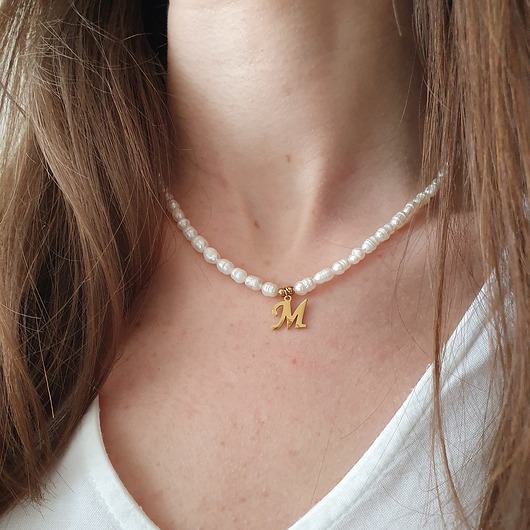 choker z pereł z literką LEI handmade 