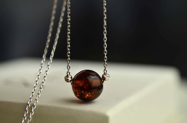 złote naszyjniki Białe złoto naszyjnik z koniakowym bursztynem pr. 585