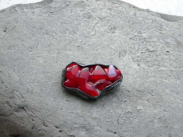 broszki Biały trójkąt na czerwieni  - broszka