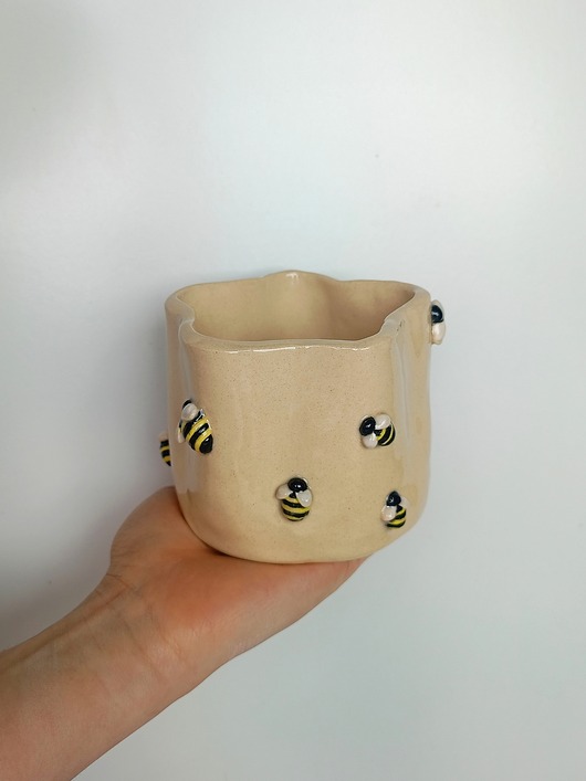 kubki Ceramiczna czarka typu gniotek w pszczółki