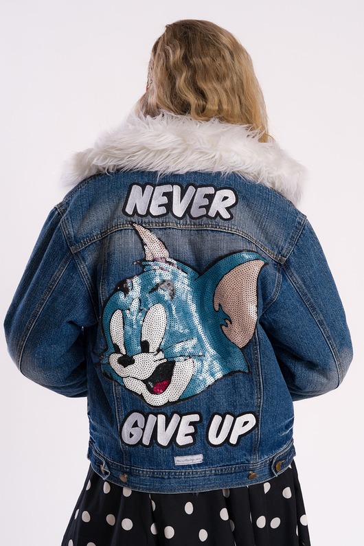 kurtki damskie Kurtka jeansowa NEVER GIVE UP, cekinowy kot, futrzany kolnierz