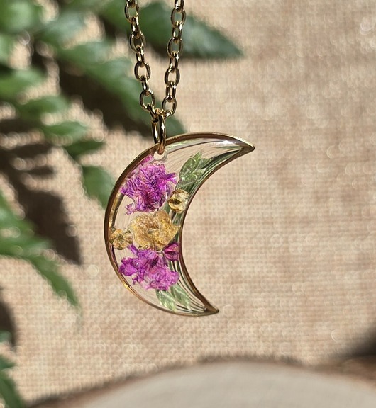 wisiory Złoty wisiorek złota zawieszka księżyc suszone kwiaty