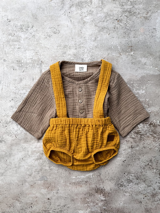 kombinezony dla niemowlaka Bloomersy muślinowe na szelkach dla dziecka ochre