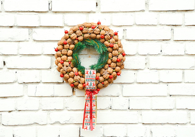 wianki bożonarodzeniowe Piękny wianek świąteczny z orzechów