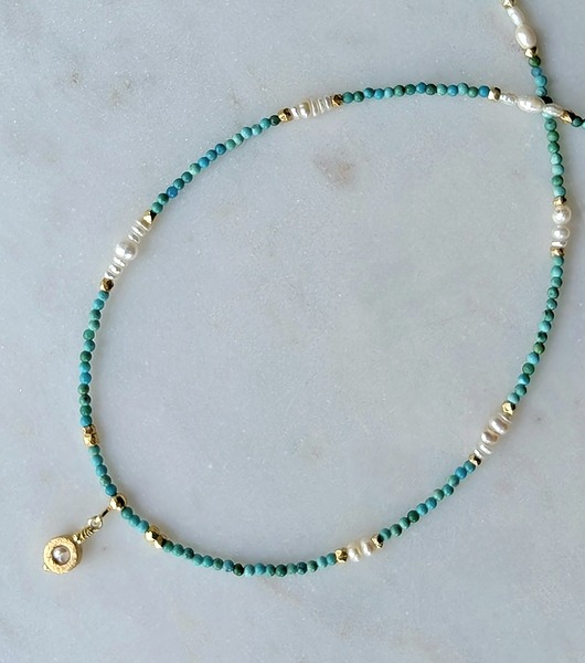złote naszyjniki Delikatny naszyjnik z naturalnym turkusem i perełkami