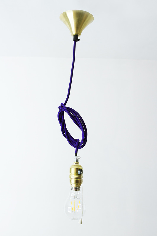 Lampa wisząca mosiężna, kabel w oplocie fiolet nulight