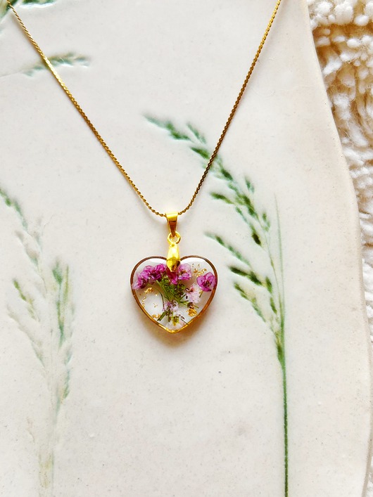 złote naszyjniki Piękny naszyjnik serce z kwiatami zamkniętymi w żywicy