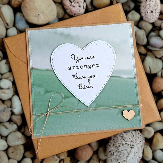 kartki scrapbooking You are stronger than you think : uniwersalna kartka z dobrym słowem