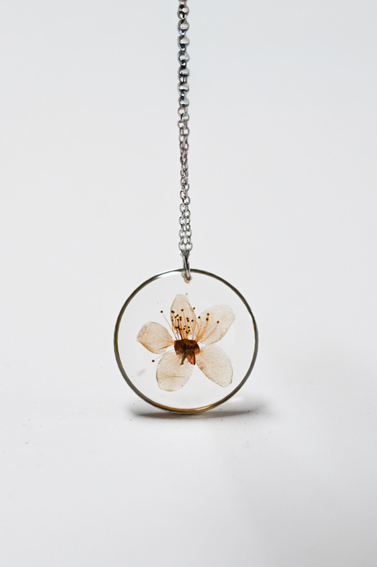 wisiory Naszyjnik z prawdziwym kwiatem wiśni