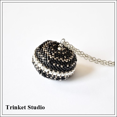 Świat Dysku - Kula szpiegula wisior czarny Trinket Studio