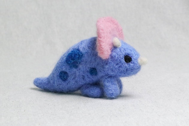 gry edukacyjne dla dzieci Zestaw kreatywny do filcowania: Triceratops. Ufilcuj go sam!