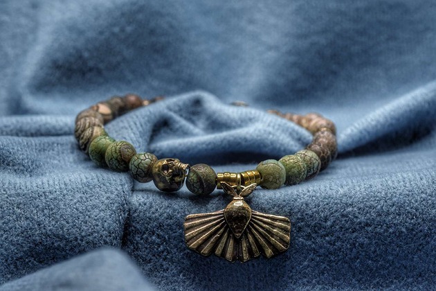 bransoletki - inne Bransoletka z naturalnych kamieni z ćmą i czaszeczką z brązu