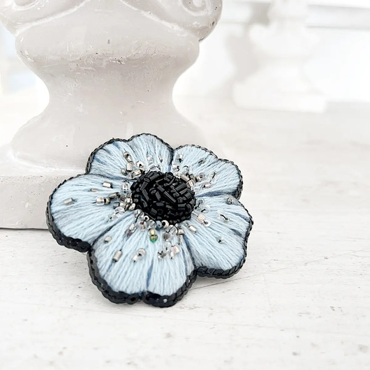 broszki Broszka KWIAT 11 ręcznie haftowana przypinka z koralikami