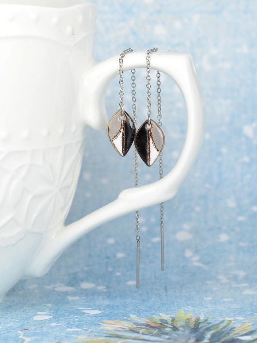 kolczyki ceramiczne Ceramiczne listki, kontrastowe kolczyki na łańcuszku, listeczki