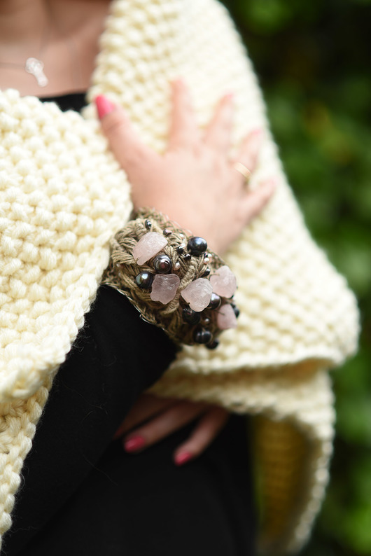 bransoletki z kamieni naturalnych Lniana bransoletka.Na sznurku perłami i kwarcem