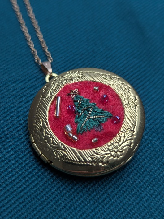 wisiory Świąteczny naszyjnik - otwierany sekretnik choinka