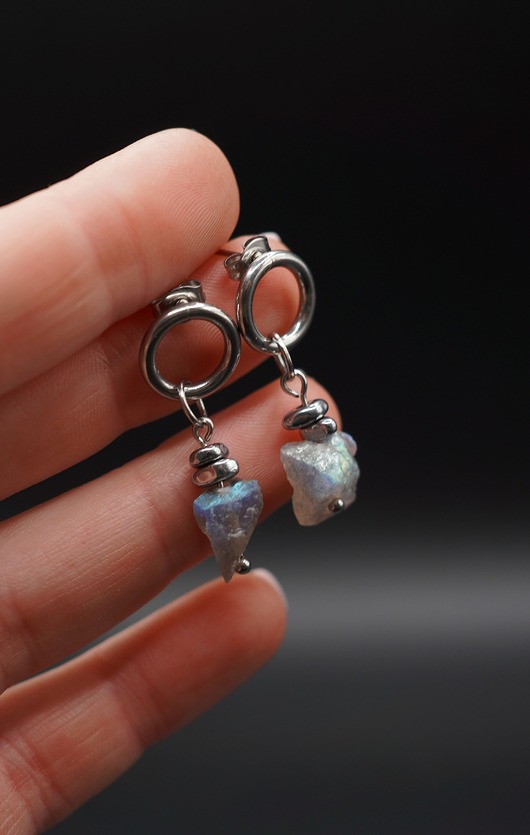 kolczyki z kamieniami Kolczyki Raw Magic z surowym labradorytem i stalą