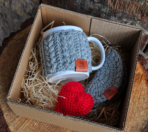 kubki Kubek w sweterku, podkładka, serce - box prezentwowy