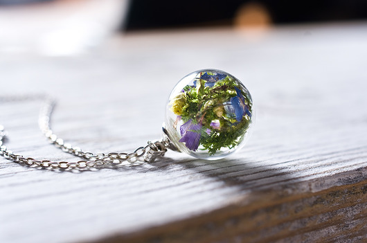 Naszyjnik z mchem i kwiatkami w szklanej kuli So Jewelry