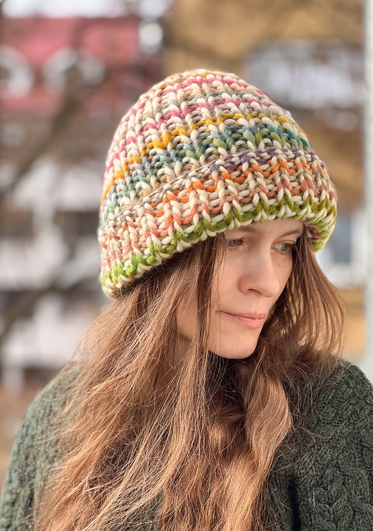 czapki damskie Czapka z merynosa 100% biała w kolorowe paski