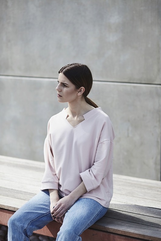 Open back sweatshirt lauke